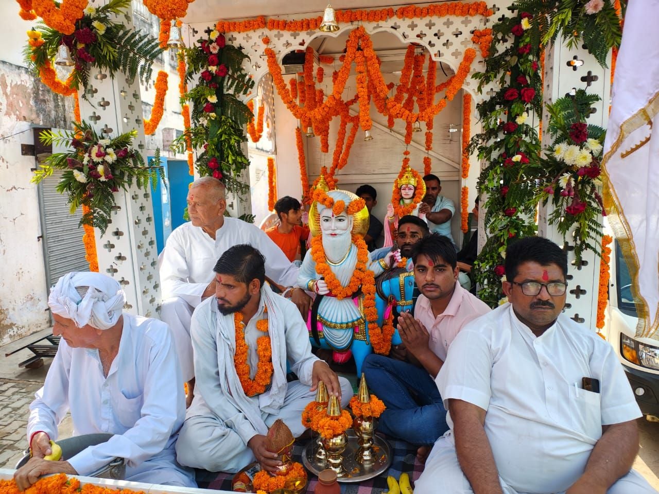 फोटो संख्या:64- गांव झगड़ौली में बाबा भैंया मंदिर में मूर्ति स्थापना पर कलश यात्रा निकालती महिल फोटो संख्या:64- गांव झगड़ौली में बाबा भैंया मंदिर में मूर्ति स्थापना पर कलश यात्रा निकालती महिल