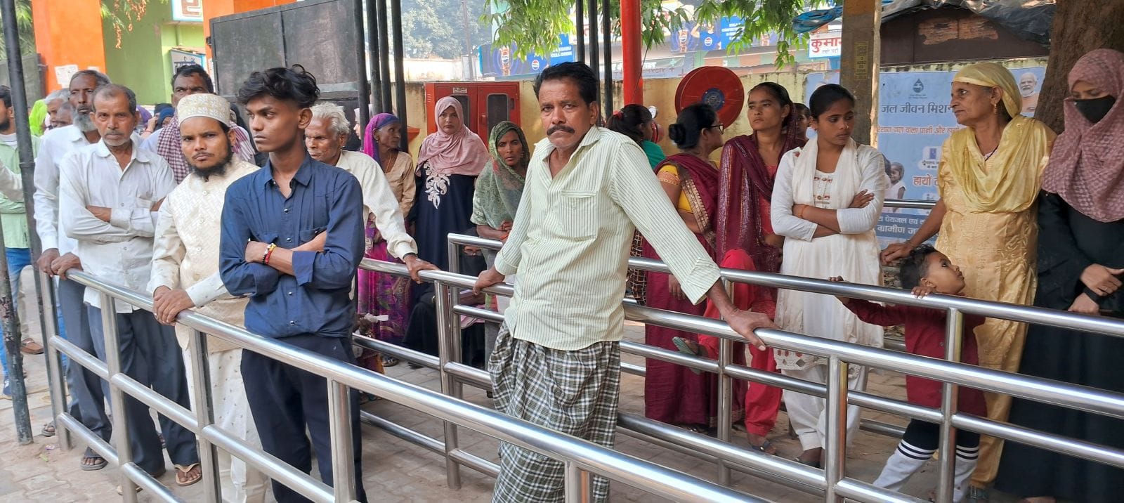 जिला अस्पताल में कार्य बहिष्कार कर विरोध जताते स्वास्थ्य कर्मी। संवाद