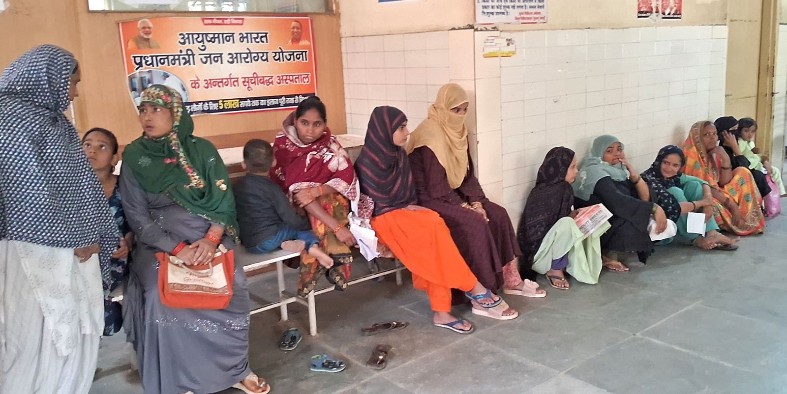 जिला अस्पताल में कार्य बहिष्कार कर विरोध जताते स्वास्थ्य कर्मी। संवाद