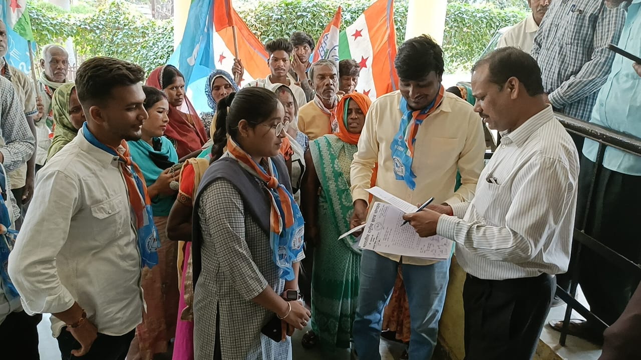 ज्ञापन सौंपते हुए एनएसयूआई के कार्यकर्ता ज्ञापन सौंपते हुए एनएसयूआई के कार्यकर्ता