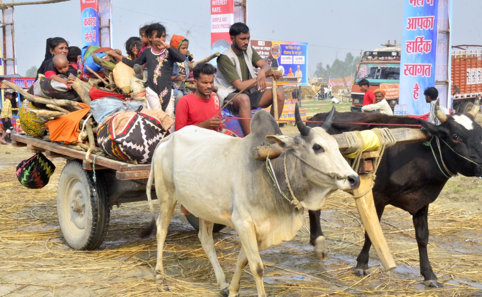 ककोड़ा मेला घाट पर गंगा में स्नान करते लोग। संवाद ककोड़ा मेला घाट पर गंगा में स्नान करते लोग। संवाद