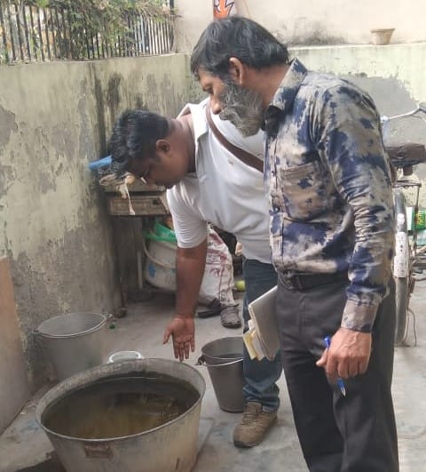 कुरुक्षेत्र। कूलर में लारवा की जांच करते कर्मी। विज्ञप्ति