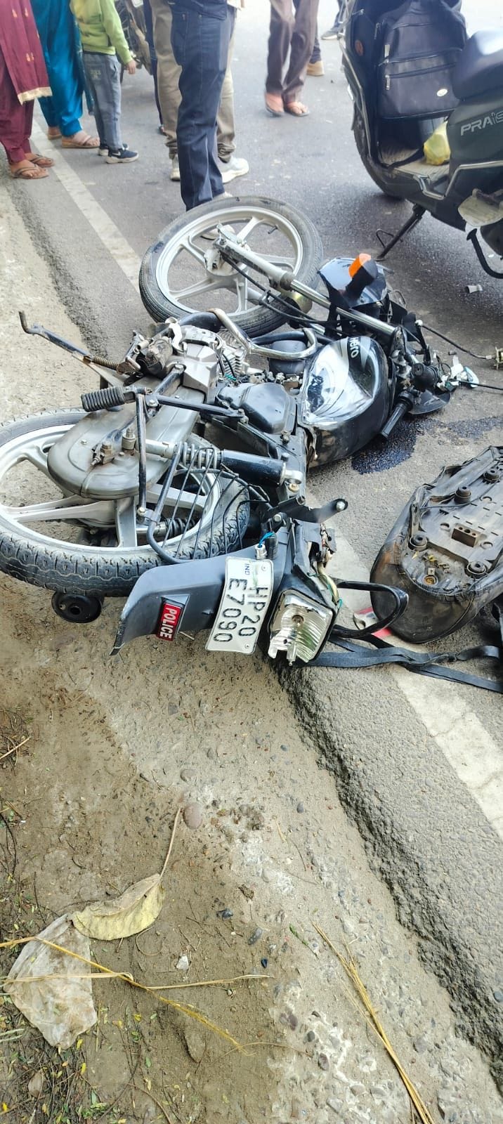 लालसिंगी में हादसे के बाद सड़क किनारे खड़ी बस। संवाद लालसिंगी में हादसे के बाद सड़क किनारे खड़ी बस। संवाद