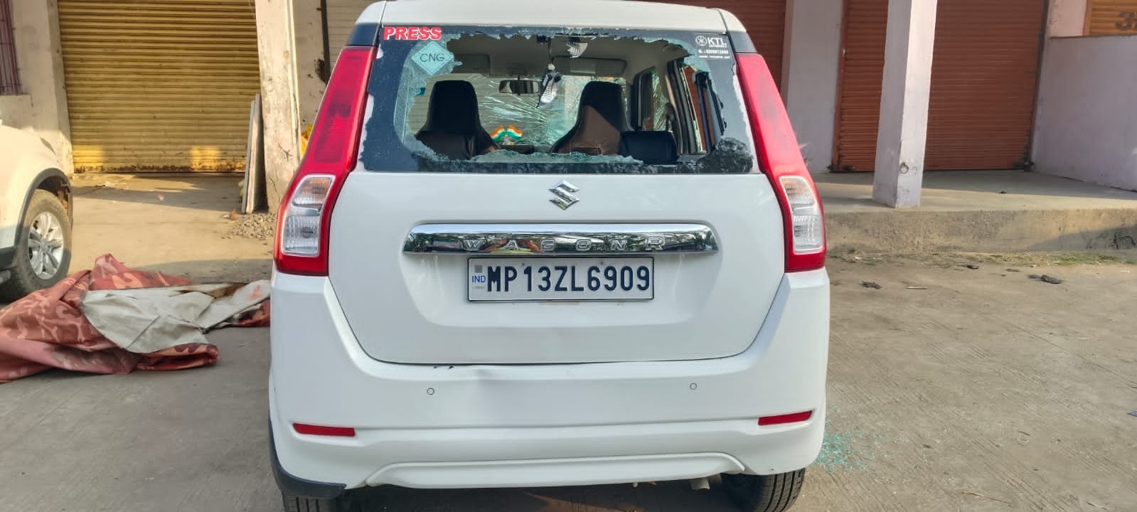 पहले गाड़ी फोड़ी...घर पर पथराव किया और फिर भी मन नहीं भरा तो पत्रकार को दे डाली जान से मारने की पहले गाड़ी फोड़ी...घर पर पथराव किया और फिर भी मन नहीं भरा तो पत्रकार को दे डाली जान से मारने की