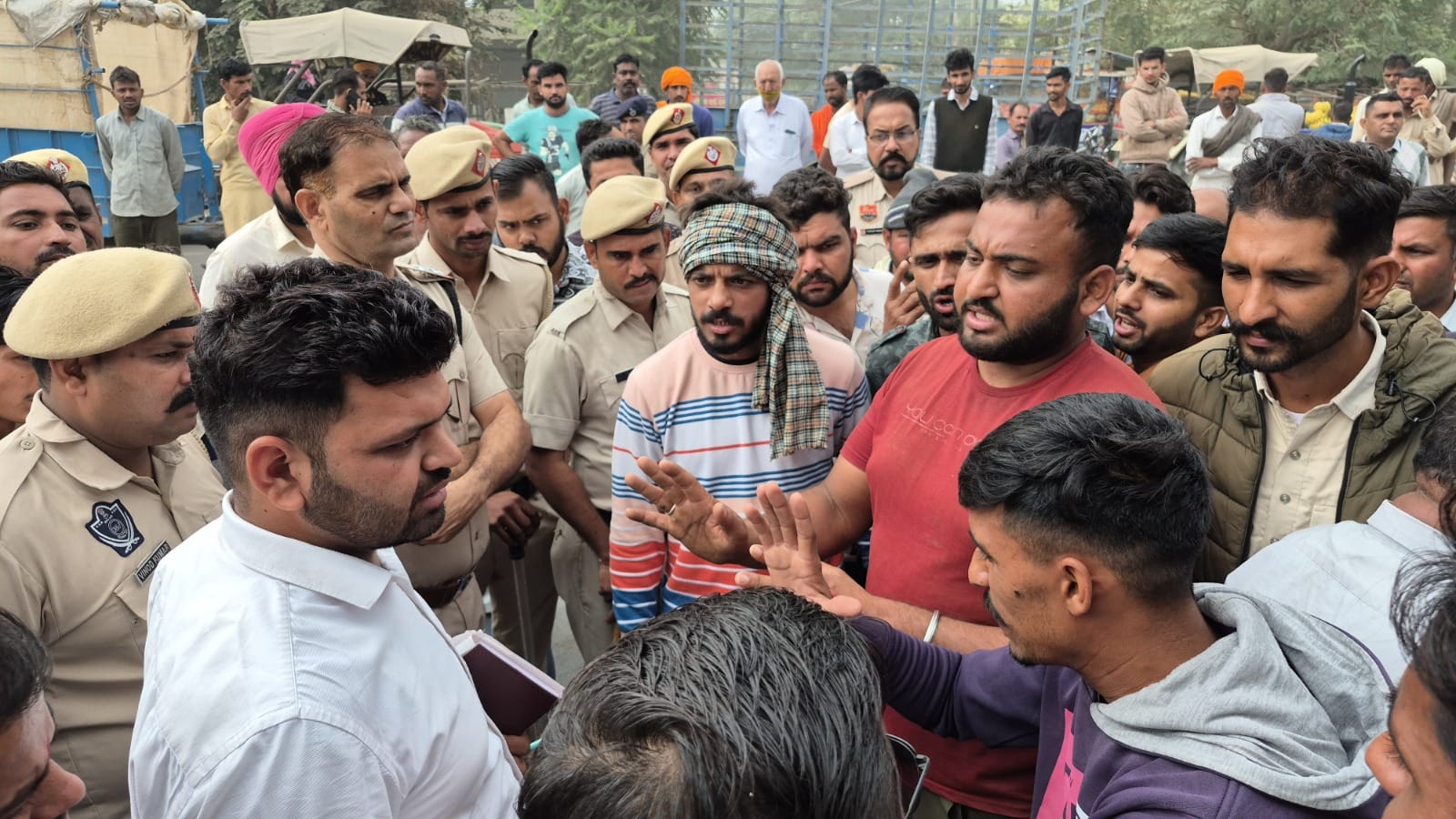 सिरसा के डबवाली रोड पर जाम लगाकर बैठे किसान व लगी वाहनों की कतार। संवाद