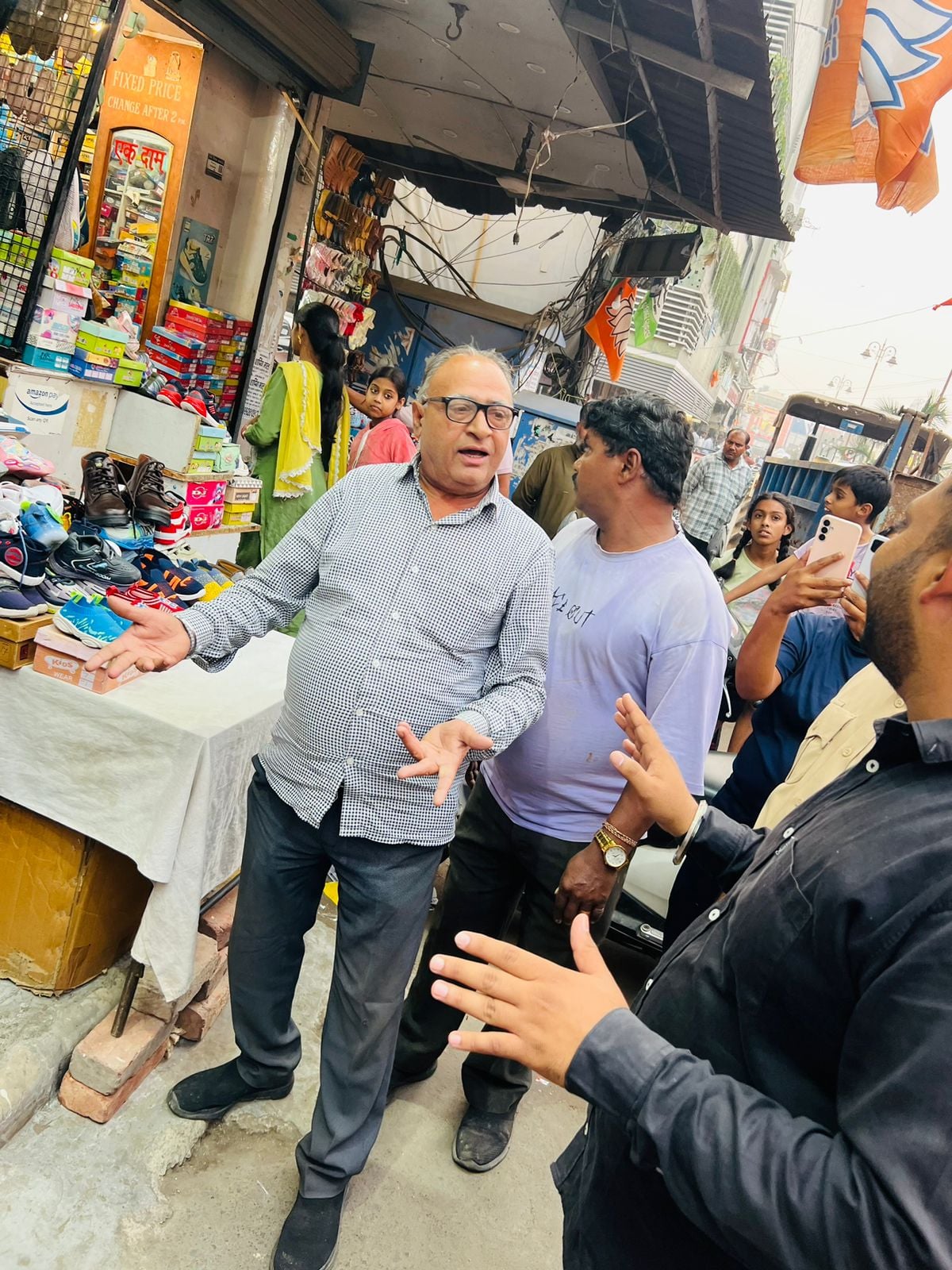 सदर बाजार में सड़क के ऊपर रखी गई तेल की कड़ाहियों को हटाने के निर्देश देते सफाई निरीक्षक। संवाद सदर बाजार में सड़क के ऊपर रखी गई तेल की कड़ाहियों को हटाने के निर्देश देते सफाई निरीक्षक। संवाद