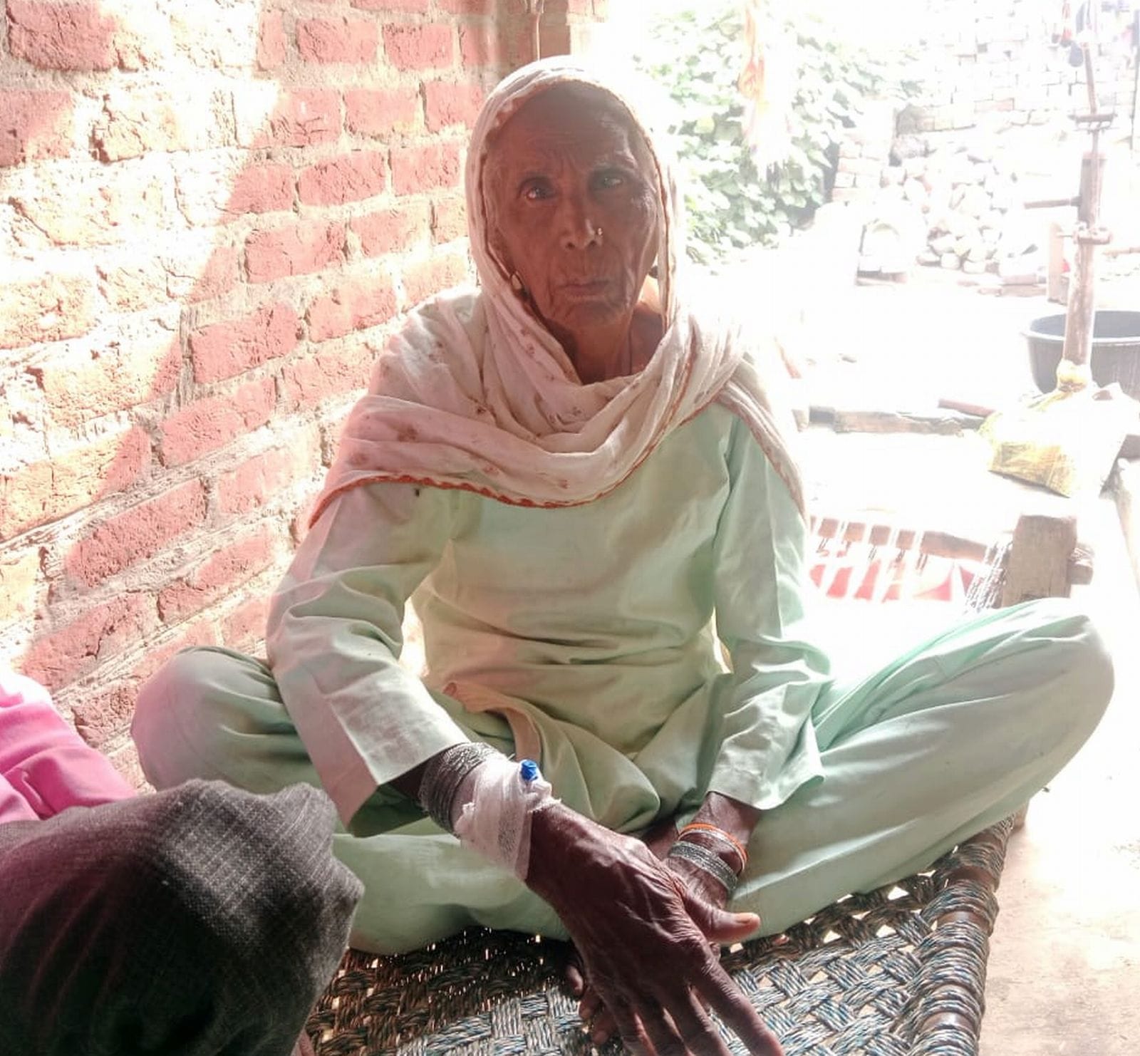 सिद्ध बरौलिया में फैली गंदगी। संवाद सिद्ध बरौलिया में फैली गंदगी। संवाद