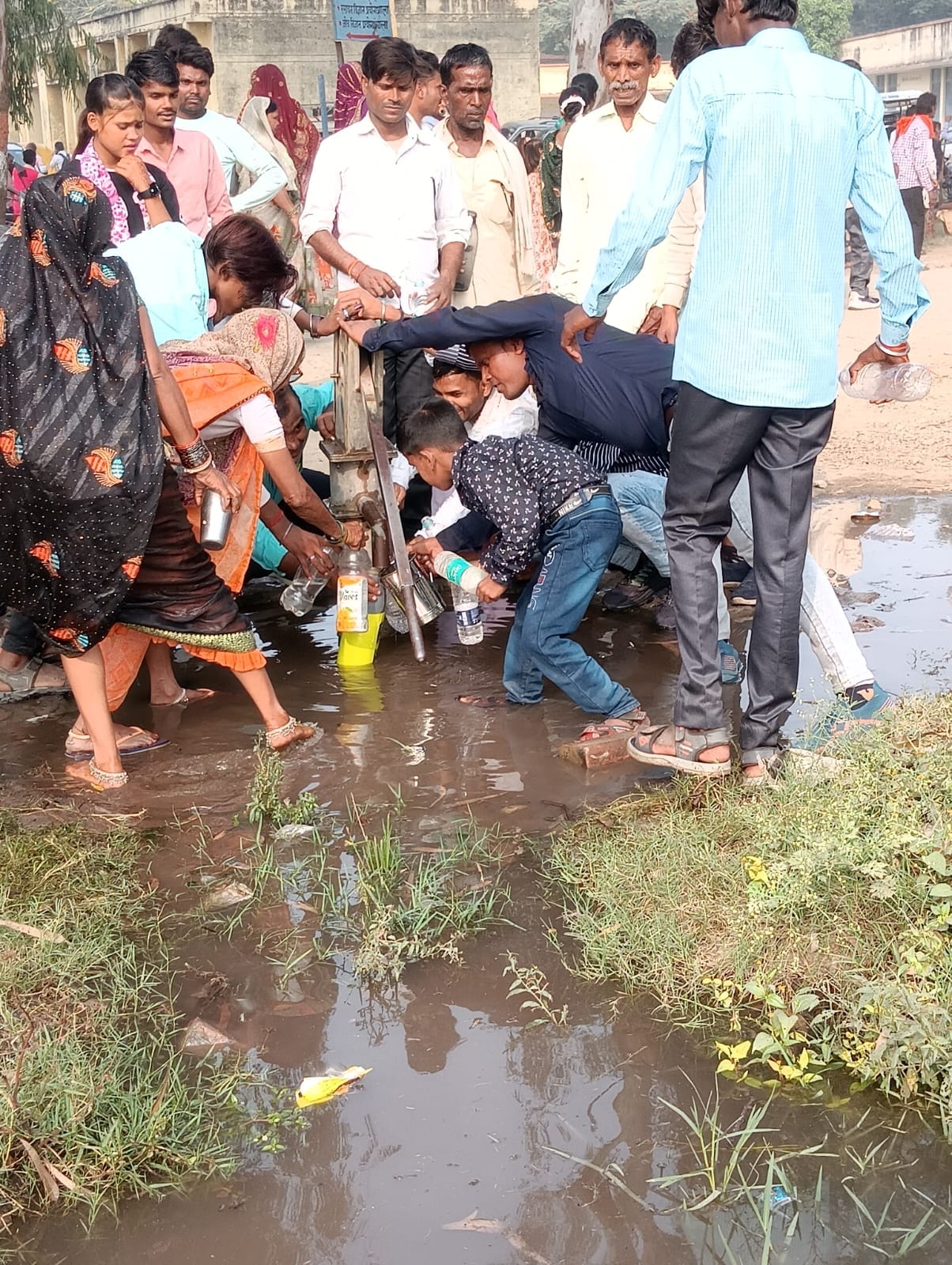टैंकर के पानी से प्यास बुझाते वर-वधू संवाद टैंकर के पानी से प्यास बुझाते वर-वधू संवाद