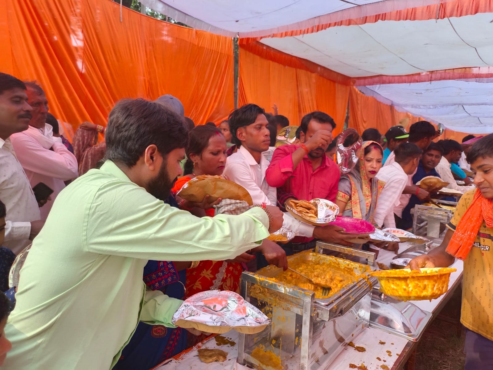 टैंकर के पानी से प्यास बुझाते वर-वधू संवाद टैंकर के पानी से प्यास बुझाते वर-वधू संवाद