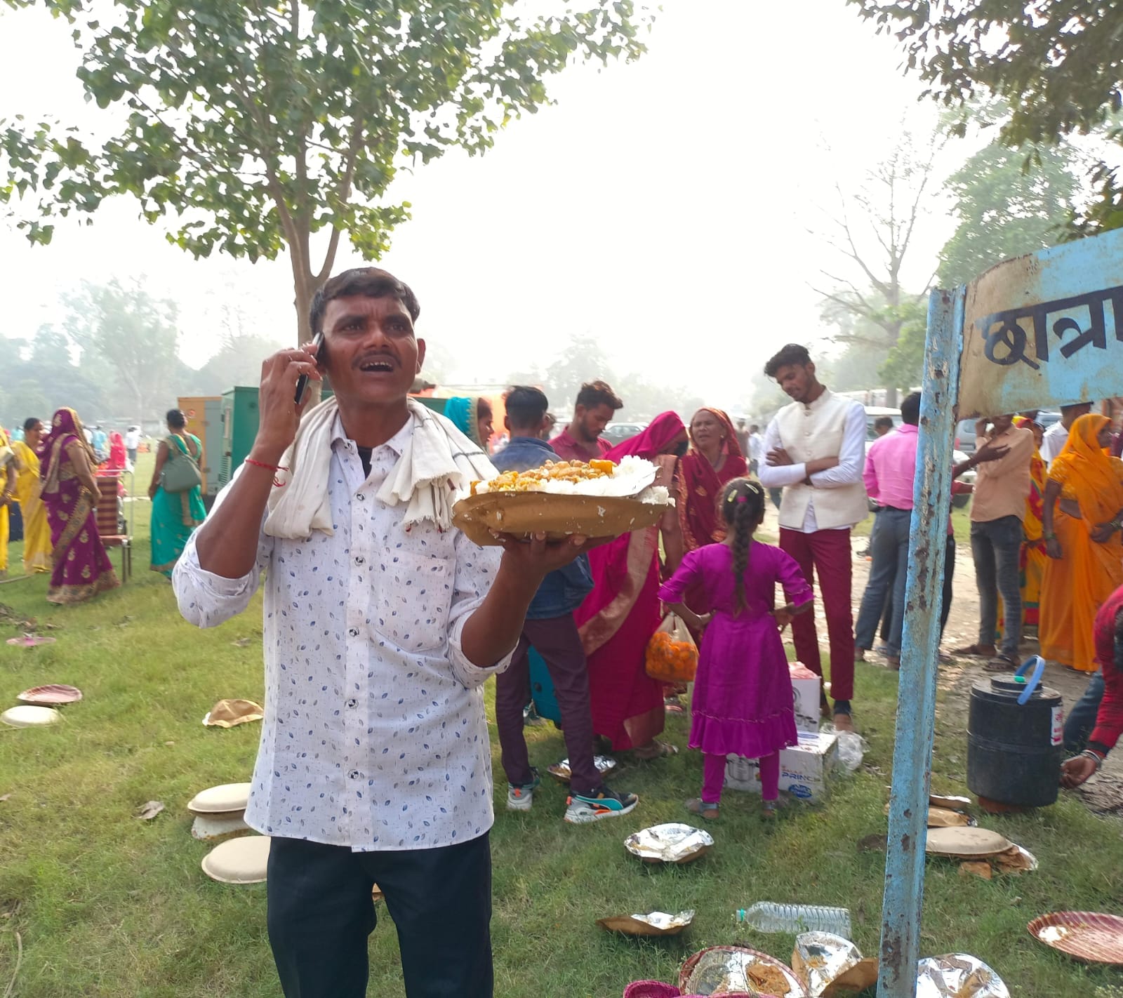 टैंकर के पानी से प्यास बुझाते वर-वधू संवाद टैंकर के पानी से प्यास बुझाते वर-वधू संवाद