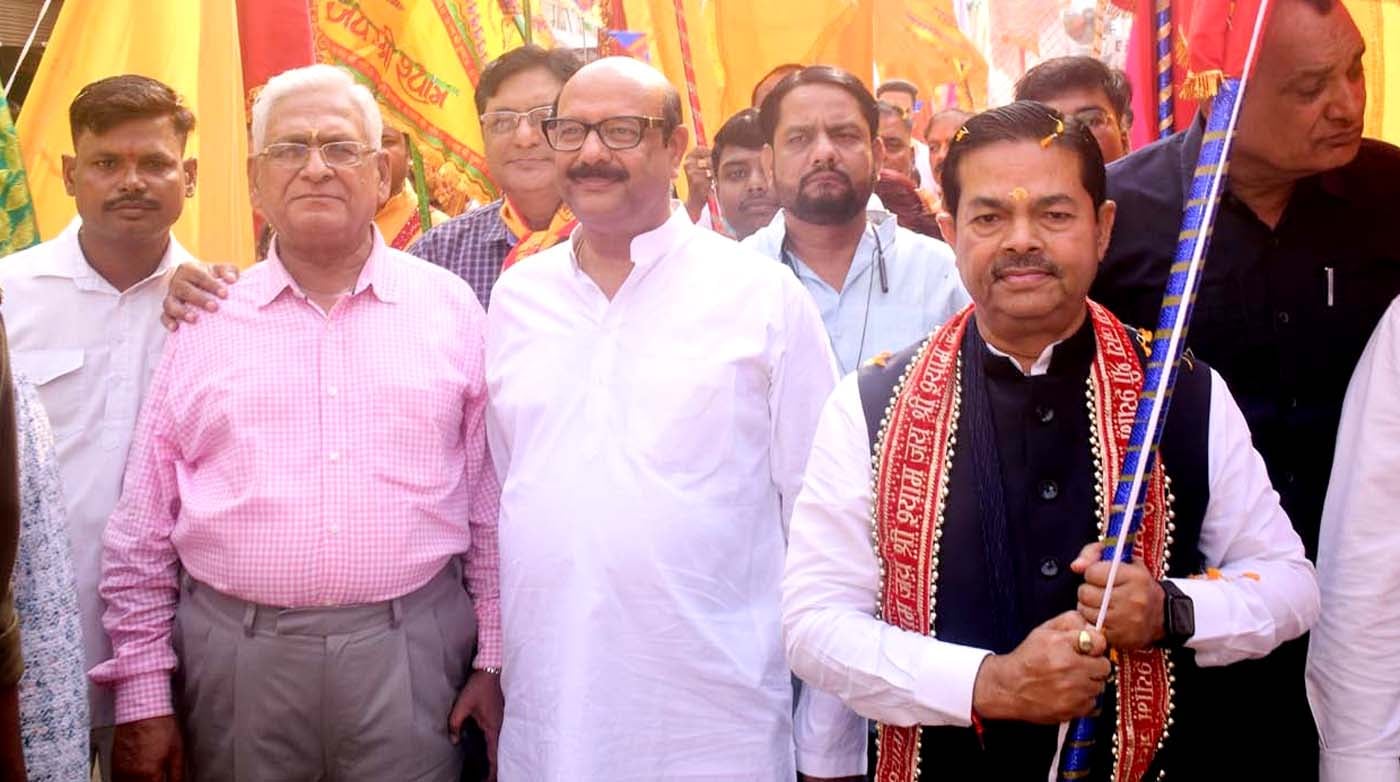 उझानी में खाटू श्याम बाबा की जयंती पर मंदिर में निशान अर्पित करने को जुटे भक्त। संवाद उझानी में खाटू श्याम बाबा की जयंती पर मंदिर में निशान अर्पित करने को जुटे भक्त। संवाद