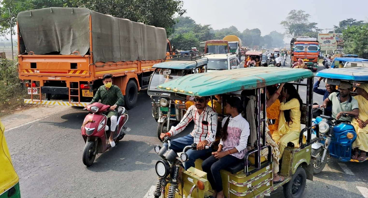 उझानी में खाटू श्याम बाबा की जयंती पर मंदिर में निशान अर्पित करने को जुटे भक्त। संवाद उझानी में खाटू श्याम बाबा की जयंती पर मंदिर में निशान अर्पित करने को जुटे भक्त। संवाद