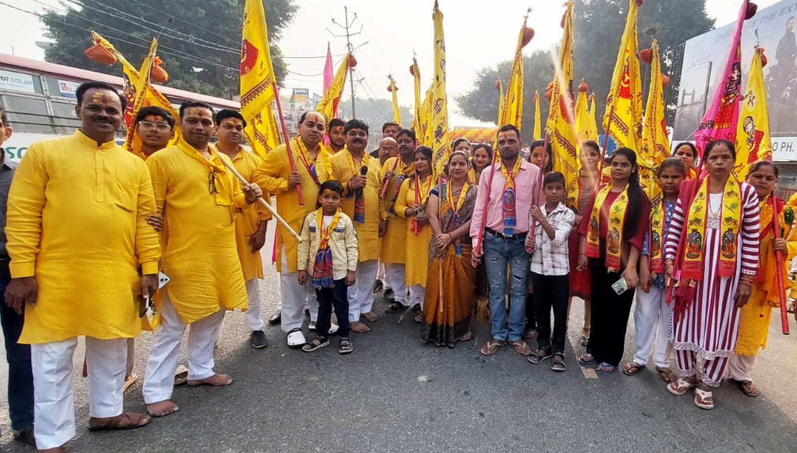 उझानी में खाटू श्याम बाबा की जयंती पर मंदिर में निशान अर्पित करने को जुटे भक्त। संवाद उझानी में खाटू श्याम बाबा की जयंती पर मंदिर में निशान अर्पित करने को जुटे भक्त। संवाद