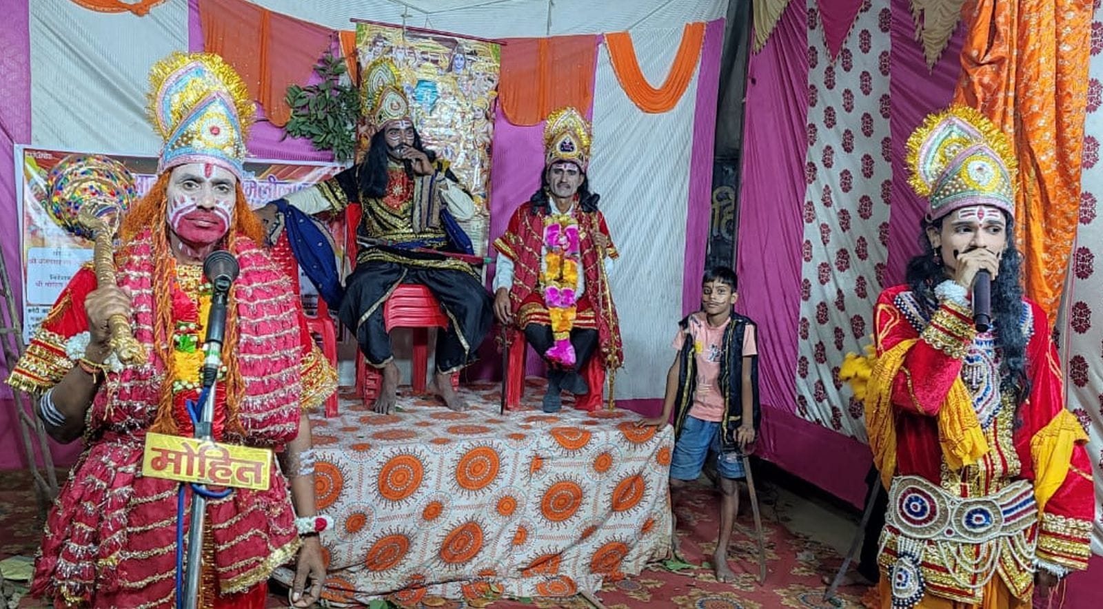 उसावां में रामलीला का मंचन करते कलाकार। संवाद उसावां में रामलीला का मंचन करते कलाकार। संवाद