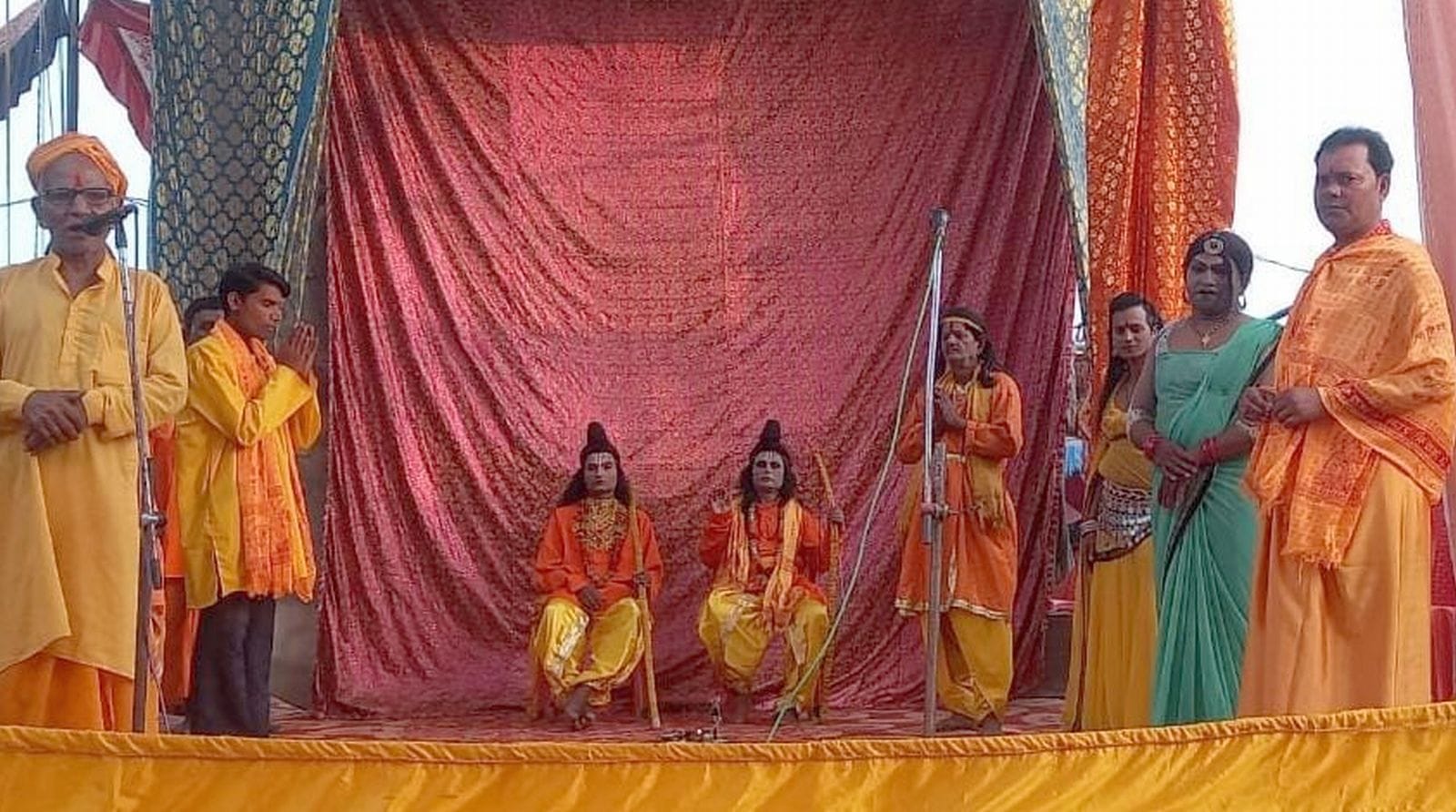उसावां में रामलीला का मंचन करते कलाकार। संवाद उसावां में रामलीला का मंचन करते कलाकार। संवाद
