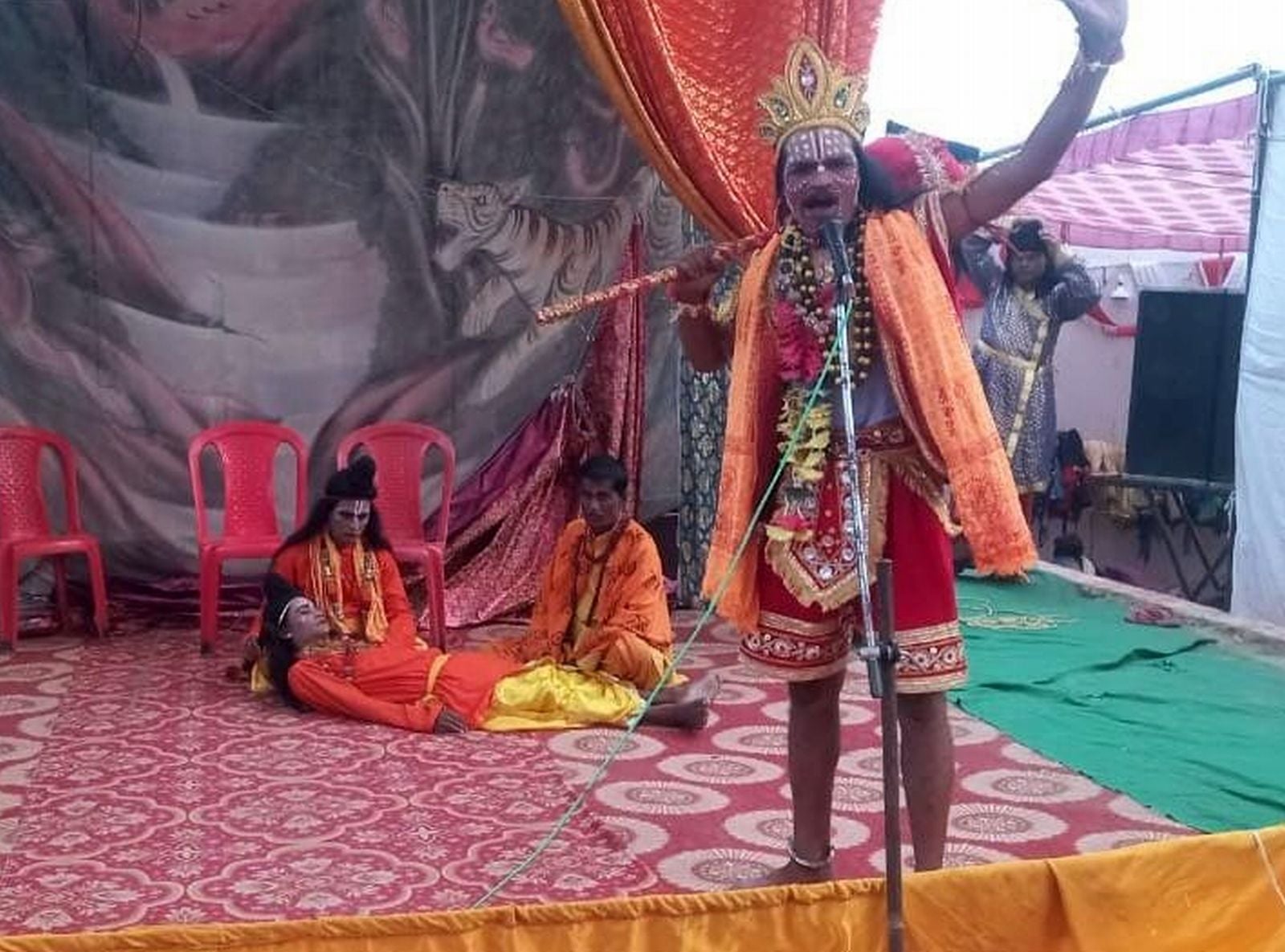 उसावां में धनुष यज्ञ की लीला का मंचन करते कलाकार। संवाद