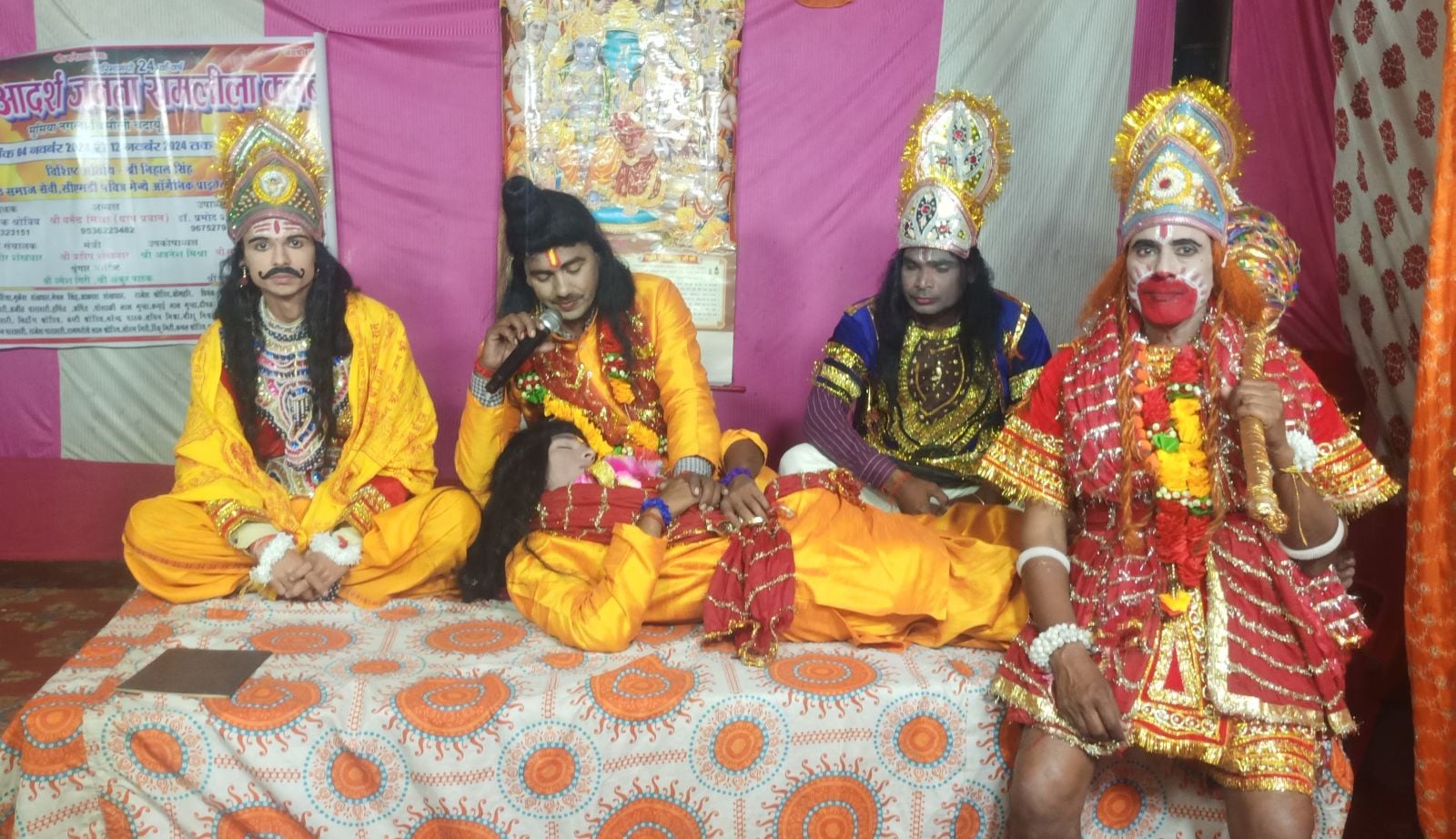उसावां में धनुष यज्ञ की लीला का मंचन करते कलाकार। संवाद