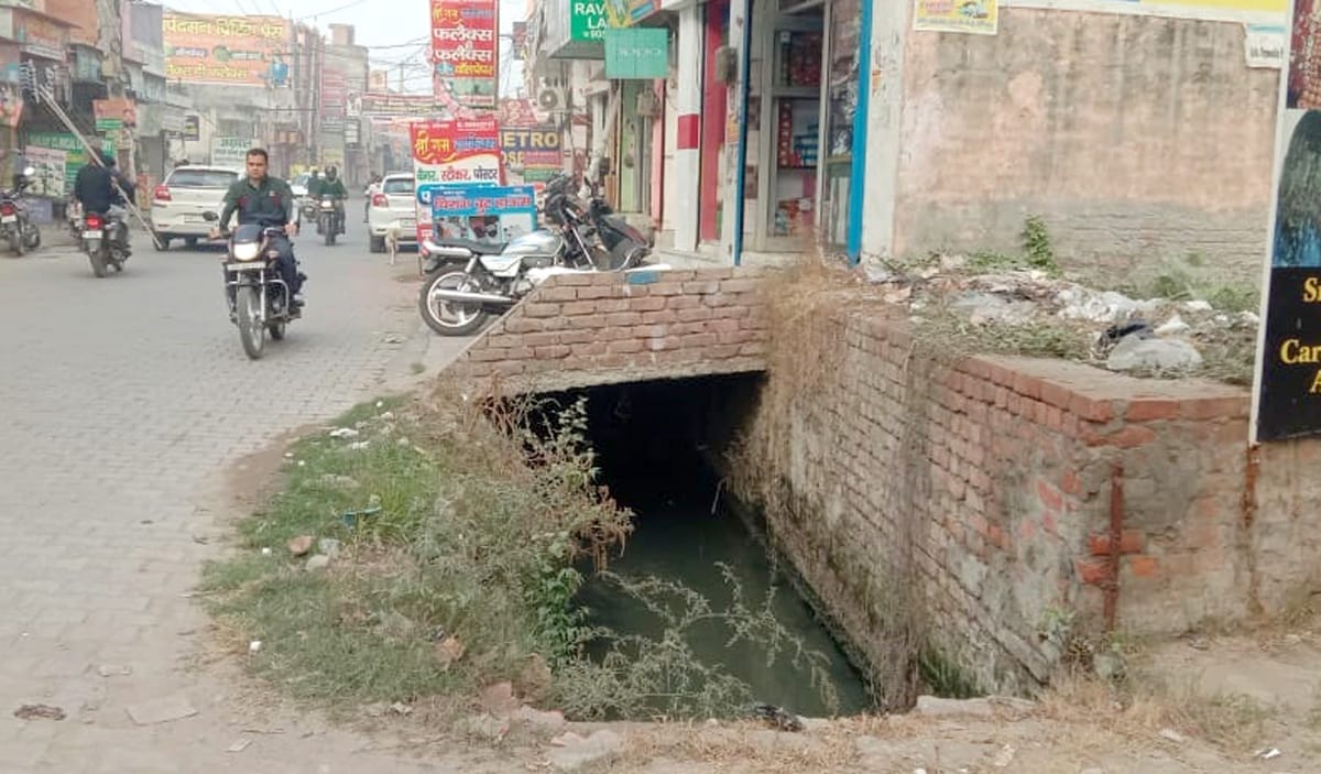 13जेएनडी28: महात्मा गांधी मार्ग पर टी प्वाईंट पर खुला पड़ा नाला। संवाद