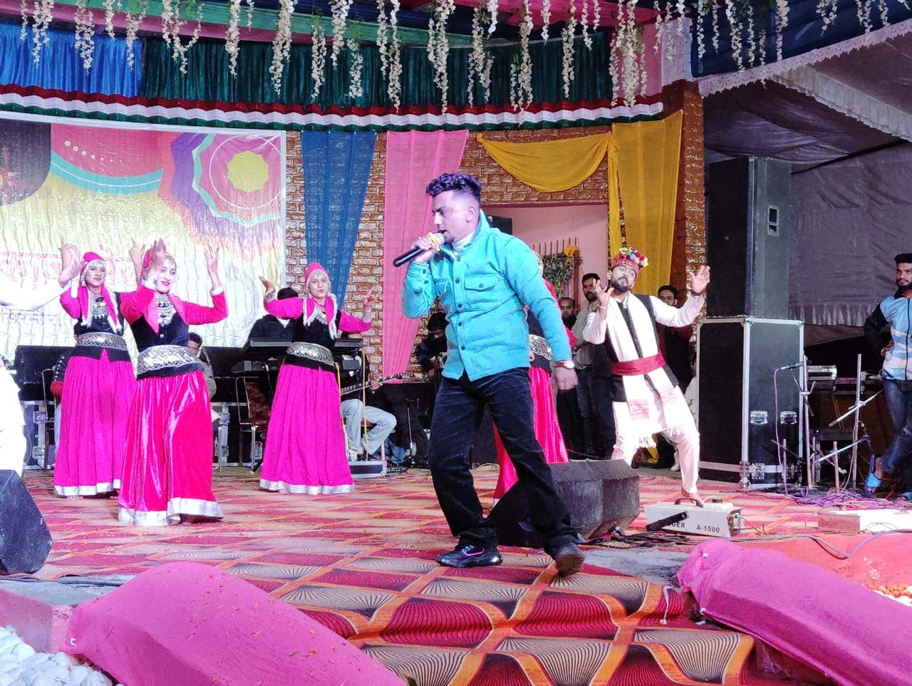 अंतरराष्ट्रीय मेला श्री रेणुका जी में प्रस्तुति देते कलाकार अमित शर्मा। संवाद