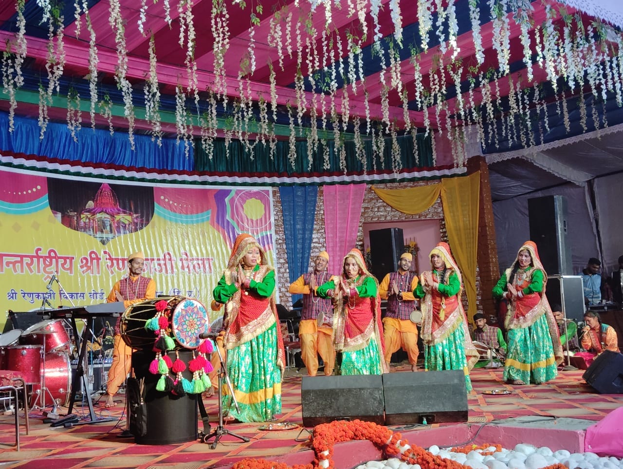 अंतरराष्ट्रीय मेला श्री रेणुका जी में प्रस्तुति देते कलाकार अमित शर्मा। संवाद
