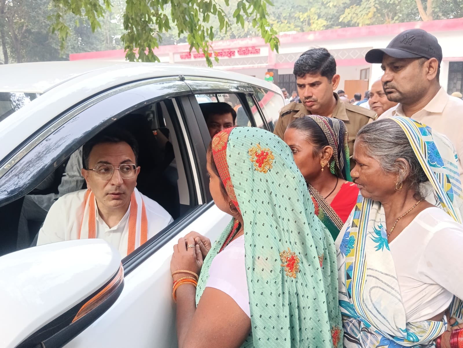 पीलीभीत के गांधी सभागार में आयोजित जिला विकास समन्वय एवं निगरानी समिति दिशा की समीक्षा बैठक में पीलीभीत के गांधी सभागार में आयोजित जिला विकास समन्वय एवं निगरानी समिति दिशा की समीक्षा बैठक में