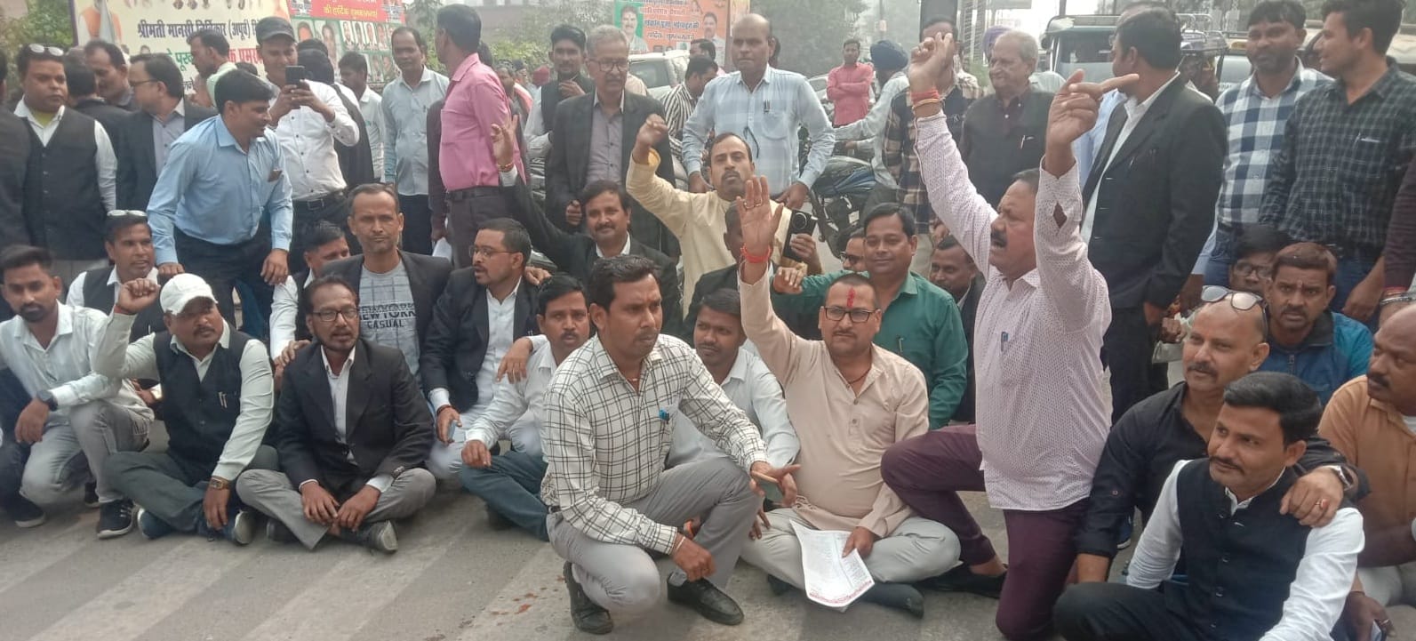पीलीभीत में गाजियाबाद कांड को लेकर विरोध जताते अधिवक्ता स्रोत : अधिवक्ता पीलीभीत में गाजियाबाद कांड को लेकर विरोध जताते अधिवक्ता स्रोत : अधिवक्ता