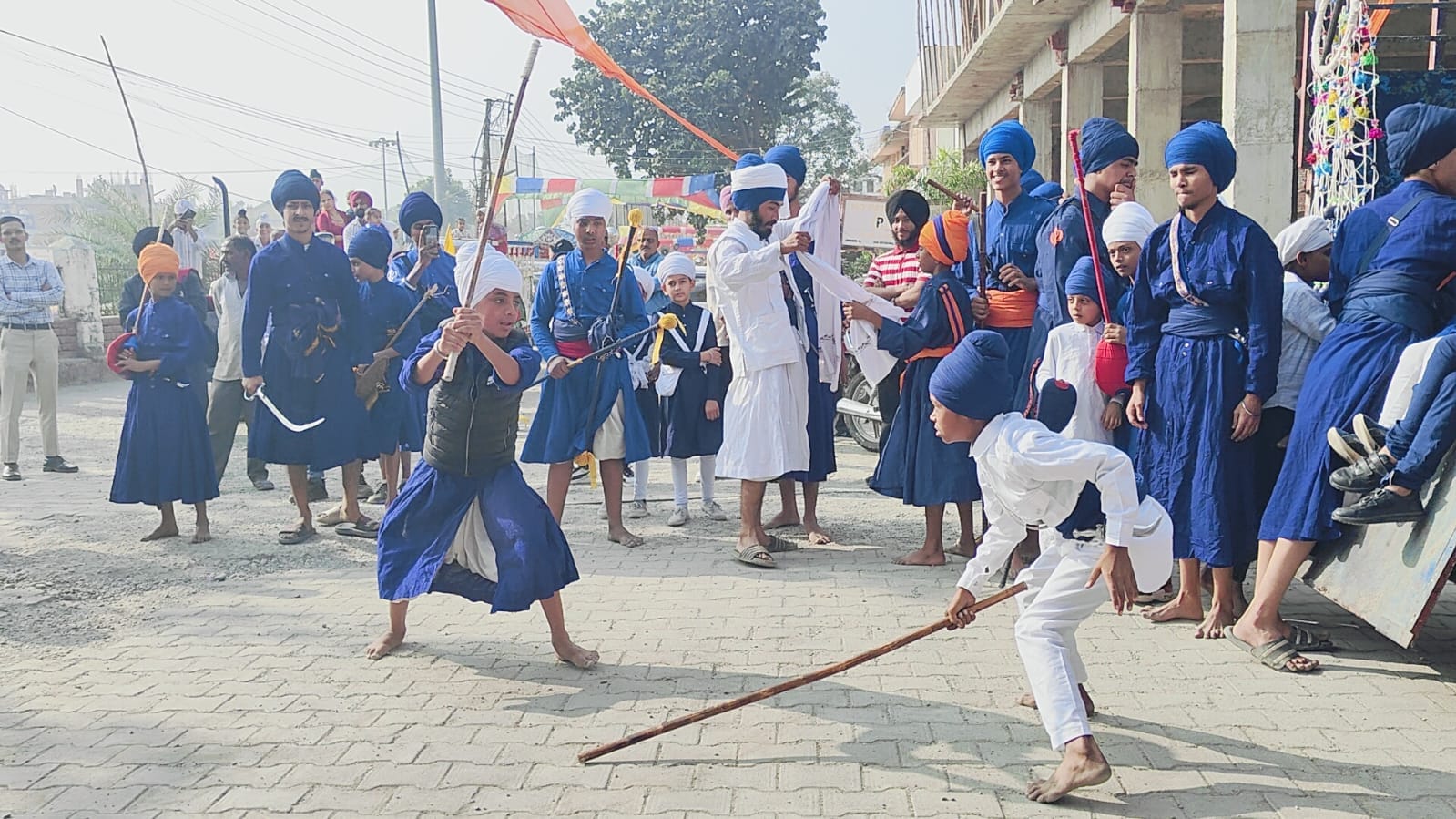 पांवटा साहिब में गुरू नानक देव जी प्रकटोत्सव पर आयोजित नगर कीर्तन की अगुवाई करते पंज प्यारे। सं पांवटा साहिब में गुरू नानक देव जी प्रकटोत्सव पर आयोजित नगर कीर्तन की अगुवाई करते पंज प्यारे। सं