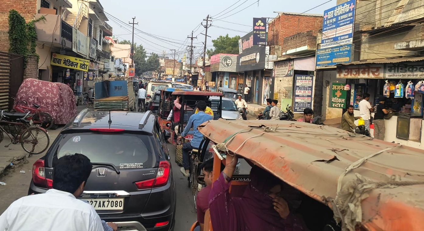 शाहजहांपुर कचहरी के सामने रोड पर खड़े वाहन। संवाद शाहजहांपुर कचहरी के सामने रोड पर खड़े वाहन। संवाद