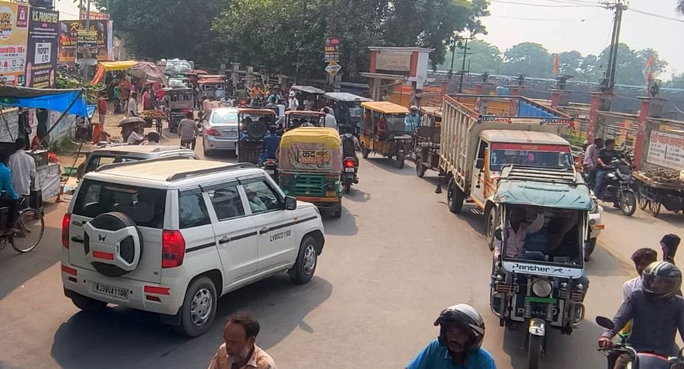 शाहजहांपुर कचहरी के सामने रोड पर खड़े वाहन। संवाद शाहजहांपुर कचहरी के सामने रोड पर खड़े वाहन। संवाद