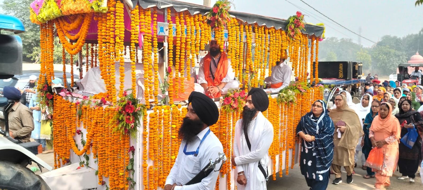 14जेएनडी16-नगर कीर्तन में सजाए गए गुरू ग्रंथ साहिब की पालकी। संवाद 14जेएनडी16-नगर कीर्तन में सजाए गए गुरू ग्रंथ साहिब की पालकी। संवाद