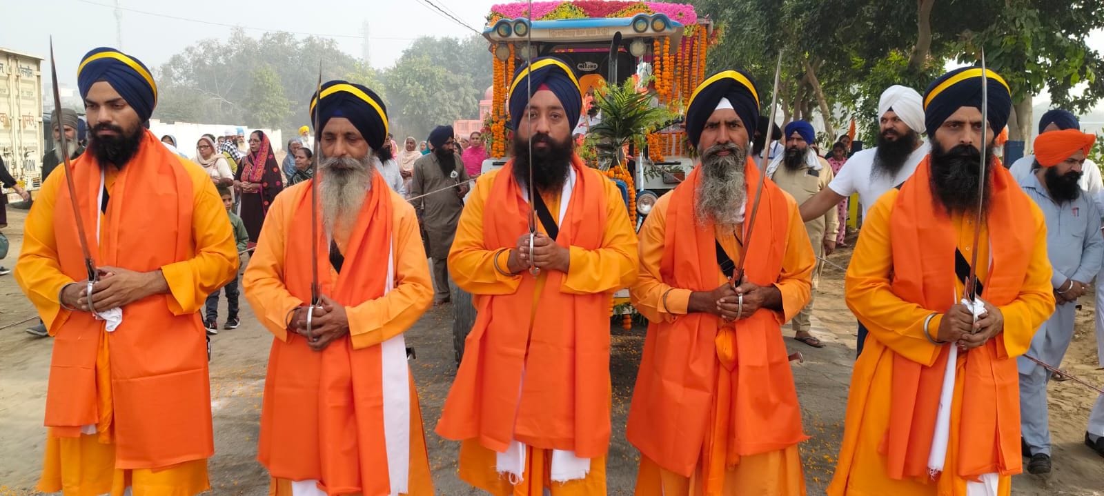 14जेएनडी16-नगर कीर्तन में सजाए गए गुरू ग्रंथ साहिब की पालकी। संवाद 14जेएनडी16-नगर कीर्तन में सजाए गए गुरू ग्रंथ साहिब की पालकी। संवाद