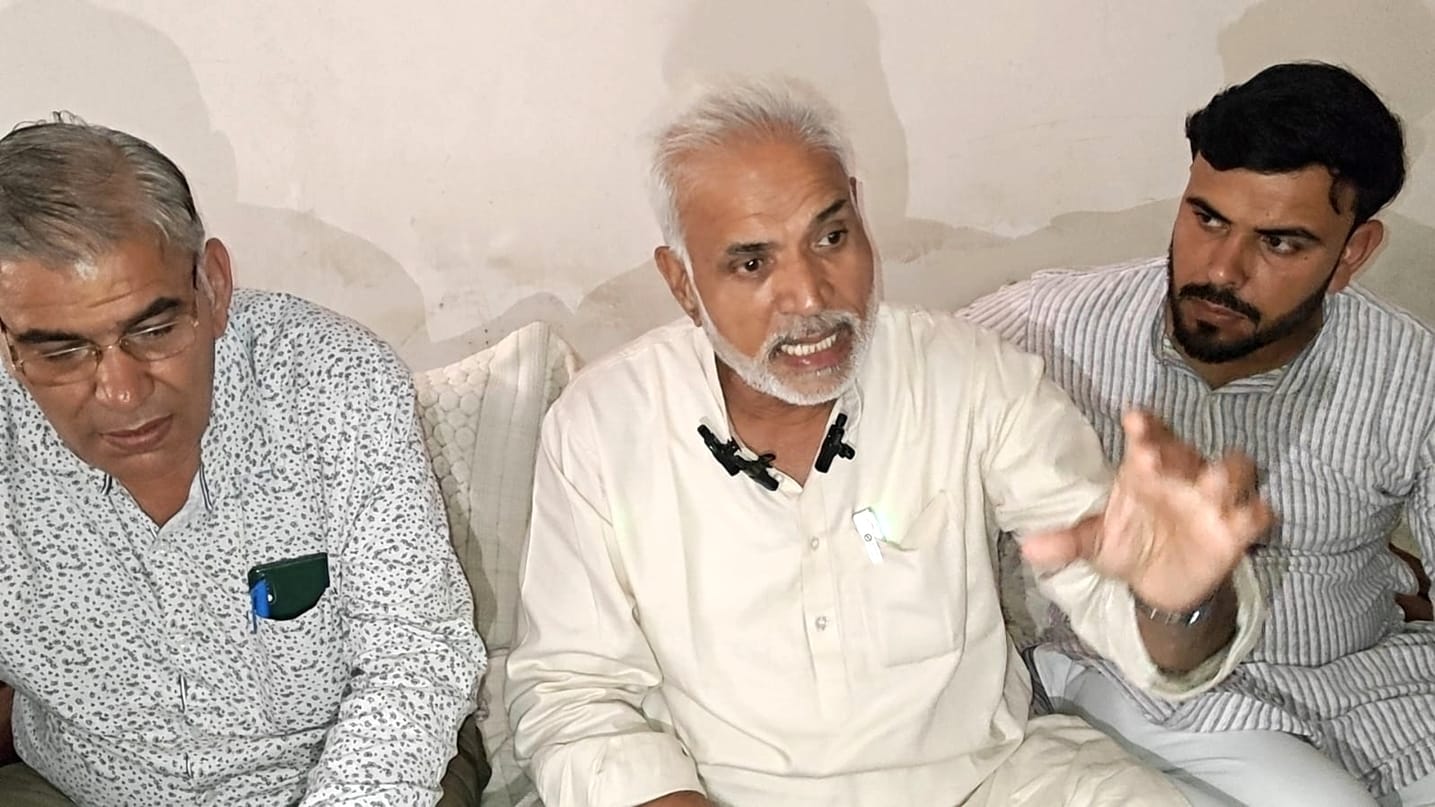 14जेएनडी38: करसिंधु गांव में पत्रकारों से बातचीत करते हुए कांग्रेस सांसद जयप्रकाश। संवाद 14जेएनडी38: करसिंधु गांव में पत्रकारों से बातचीत करते हुए कांग्रेस सांसद जयप्रकाश। संवाद