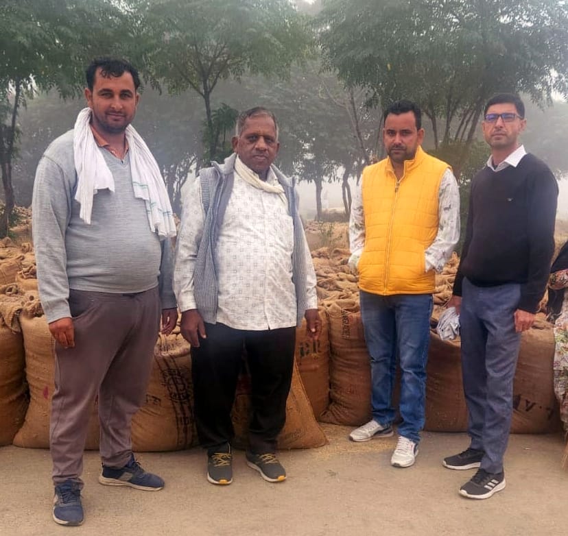 15जेएनडी10: धान की बोरी चोरी होने की जानकारी देते हुए आढ़ती सुभाष। संवाद 15जेएनडी10: धान की बोरी चोरी होने की जानकारी देते हुए आढ़ती सुभाष। संवाद