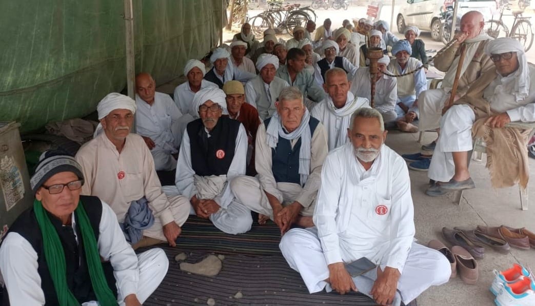 15जेएनडी13: धरने पर किसानों को संबोधित करते हुए किसान नेता। संवाद 15जेएनडी13: धरने पर किसानों को संबोधित करते हुए किसान नेता। संवाद