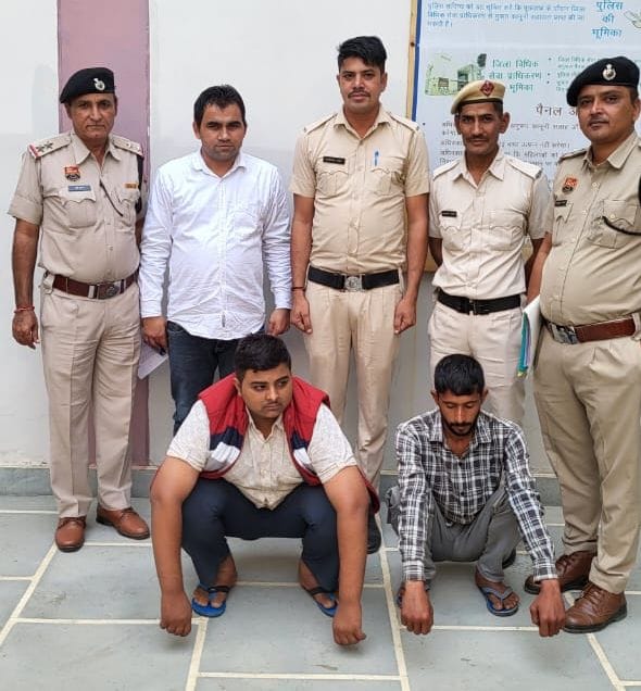 15जेएनडी22-पुलिस गिरफ्त में चोरी करने के आरोपी। स्रोत पुलिस