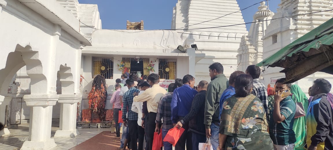 अमरकंटक में पूजा अर्चना तथा स्नान करते श्रद्धालु