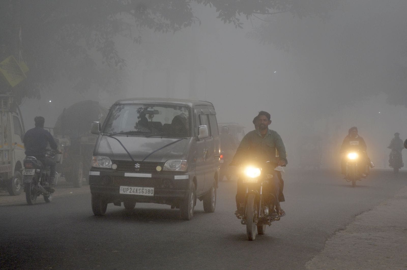 बड़ती ठंड में गर्म कपड़ो में जाती युवतियां। संवाद बड़ती ठंड में गर्म कपड़ो में जाती युवतियां। संवाद