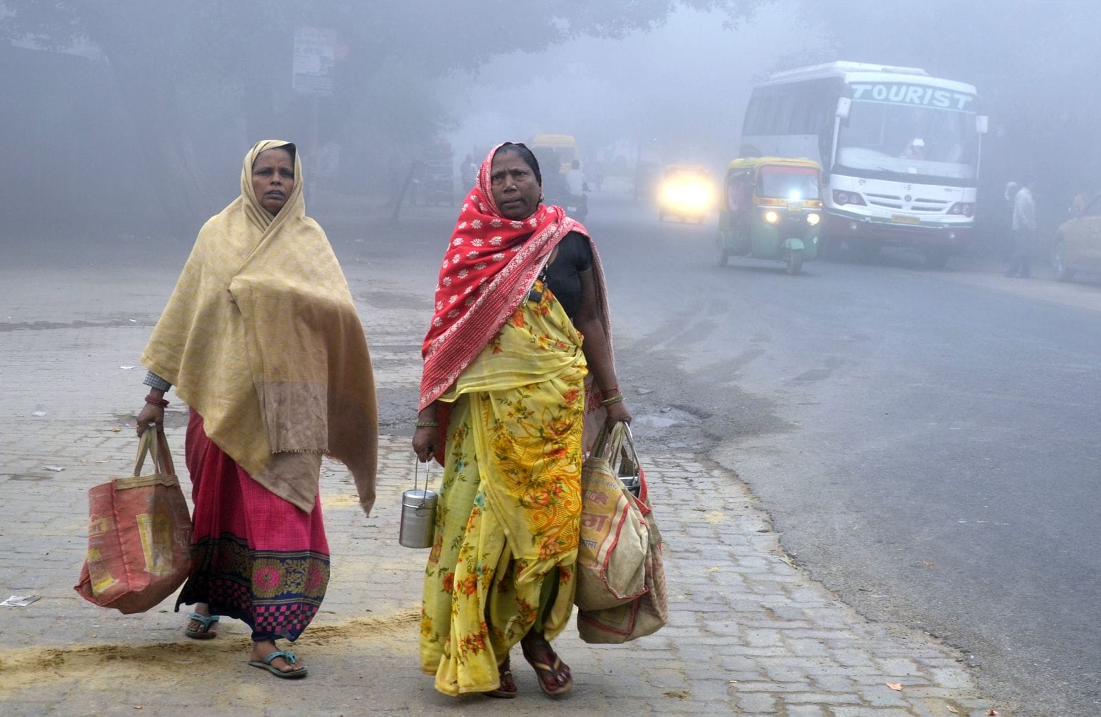बड़ती ठंड में गर्म कपड़ो में जाती युवतियां। संवाद बड़ती ठंड में गर्म कपड़ो में जाती युवतियां। संवाद