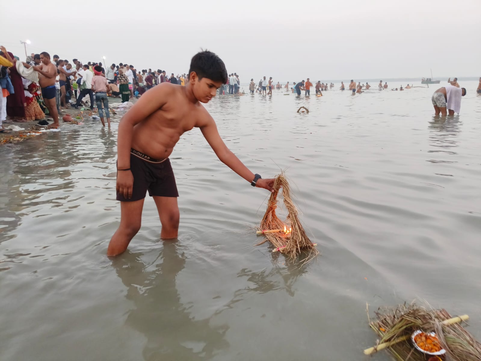 गंगा घाट पर दीपदान करते श्रद्धालु स्रोत संवाद