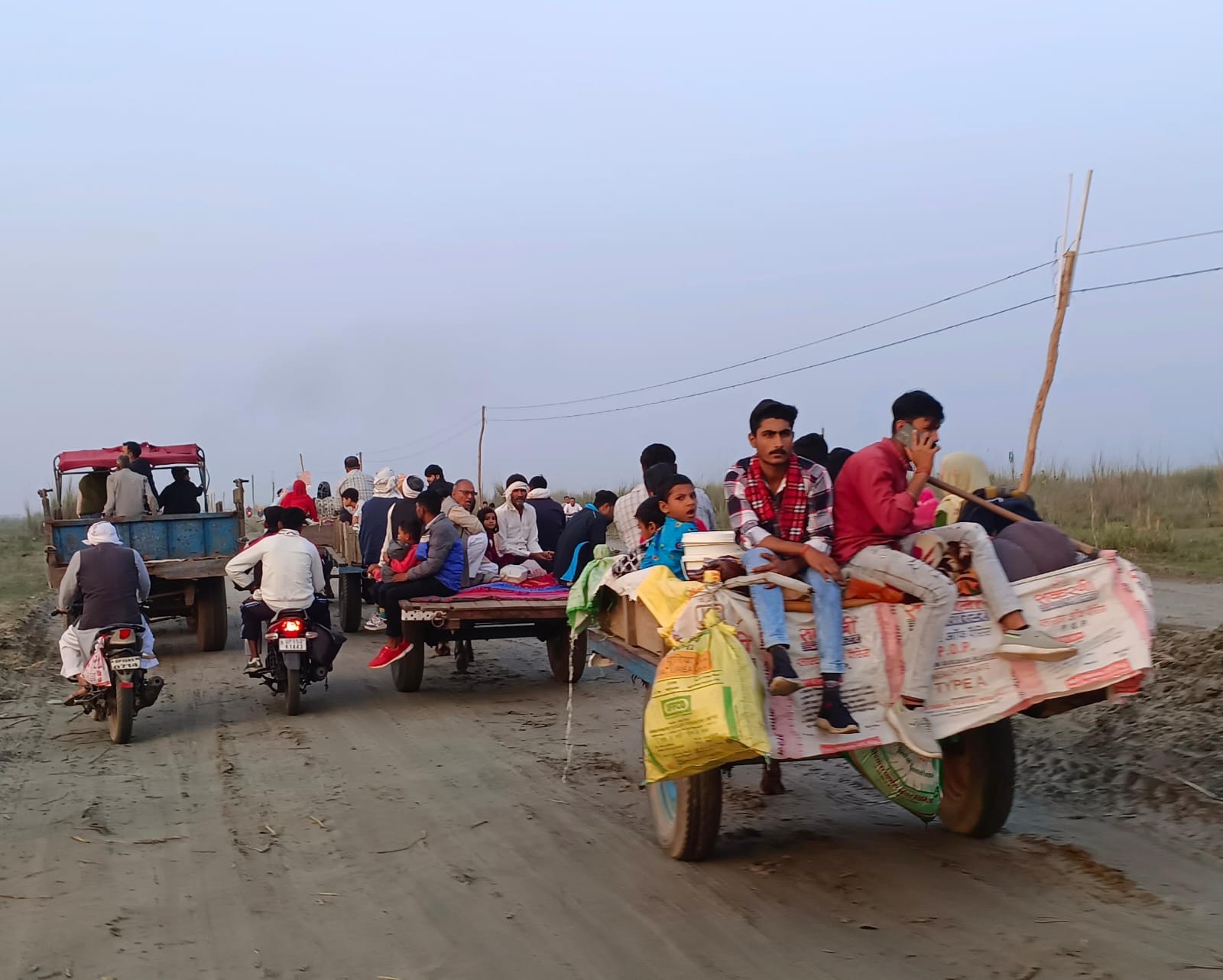 गंगा घाट पर दीपदान करते श्रद्धालु स्रोत संवाद