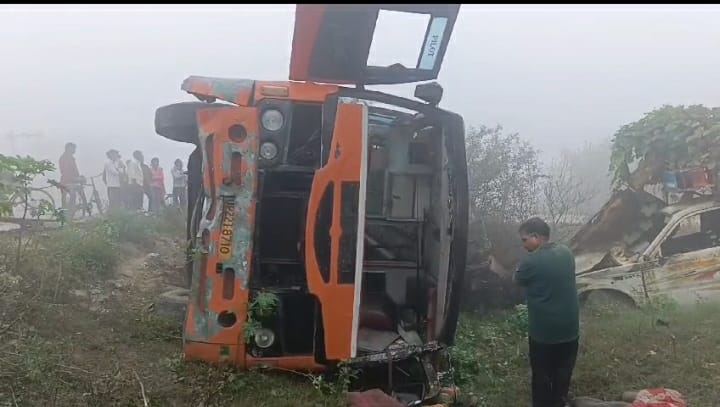 हादसे के बाद ग्रामीण के घर पर बैठे लोगसंवाद हादसे के बाद ग्रामीण के घर पर बैठे लोगसंवाद
