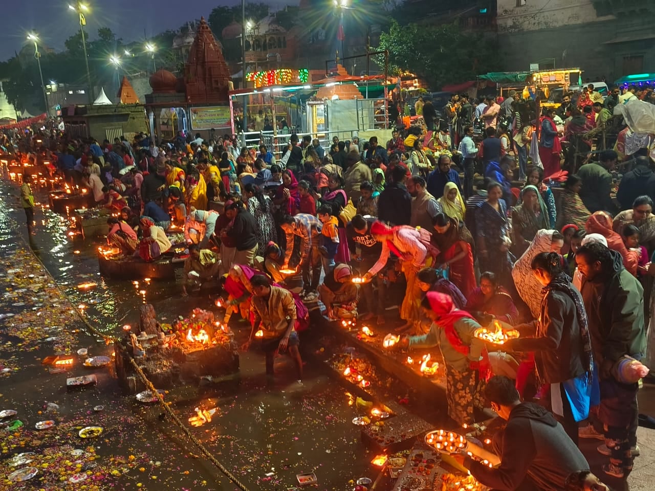 कार्तिक पूर्णिमा पर आस्था के दीपों से रोशन हुई मां शिप्रा, बड़ी संख्या में श्रद्धालुओं ने किया द