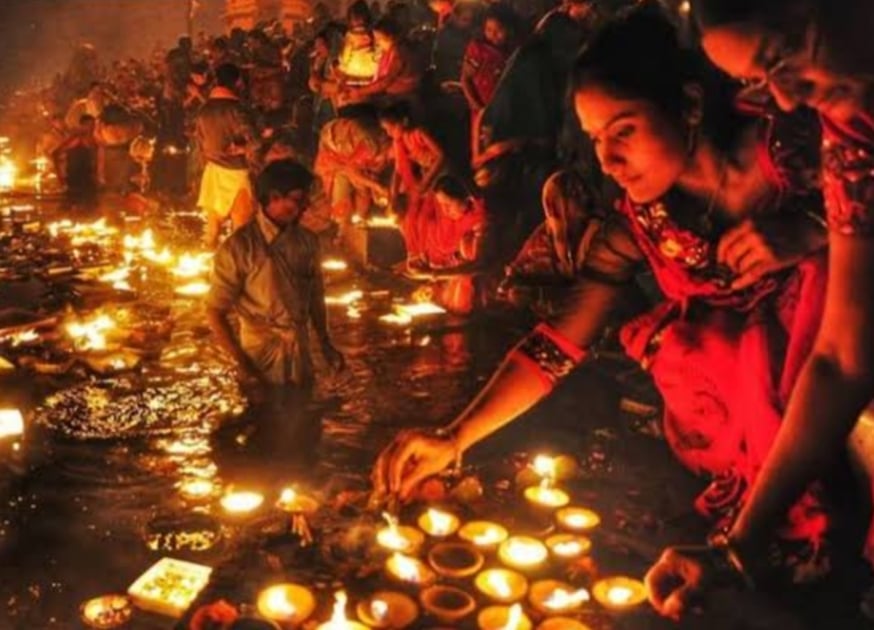 कार्तिक पूर्णिमा पर आस्था के दीपों से रोशन हुई मां शिप्रा, बड़ी संख्या में श्रद्धालुओं ने किया द