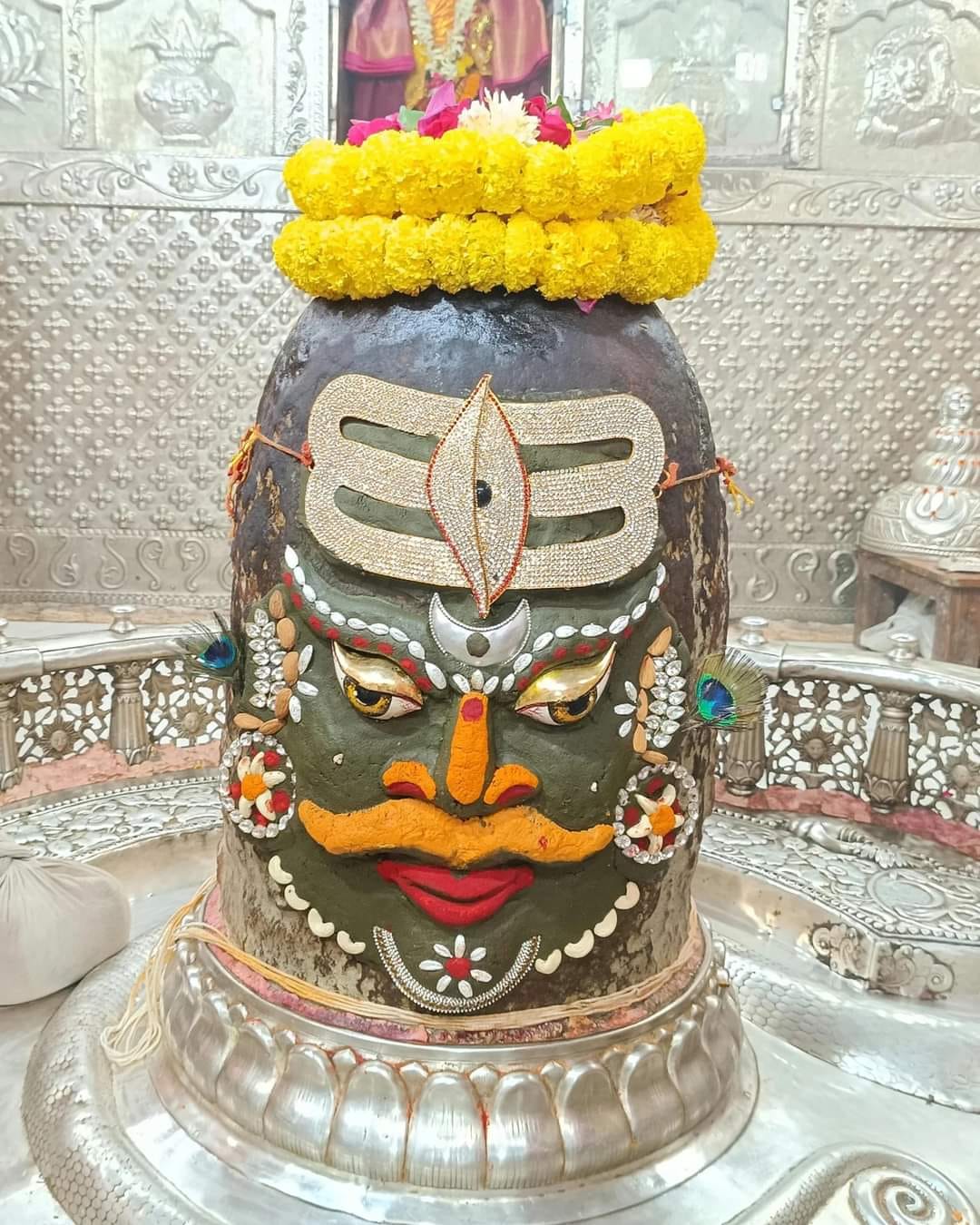 कार्तिक पूर्णिमा पर भस्मारती मे कुछ ऐसे सजे बाबा महाकाल की दिखाई दिया तीसरा नेत्र