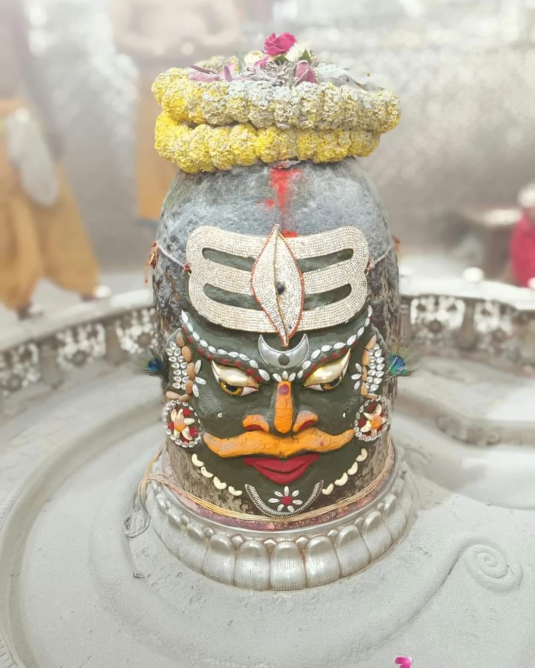 कार्तिक पूर्णिमा पर भस्मारती मे कुछ ऐसे सजे बाबा महाकाल की दिखाई दिया तीसरा नेत्र