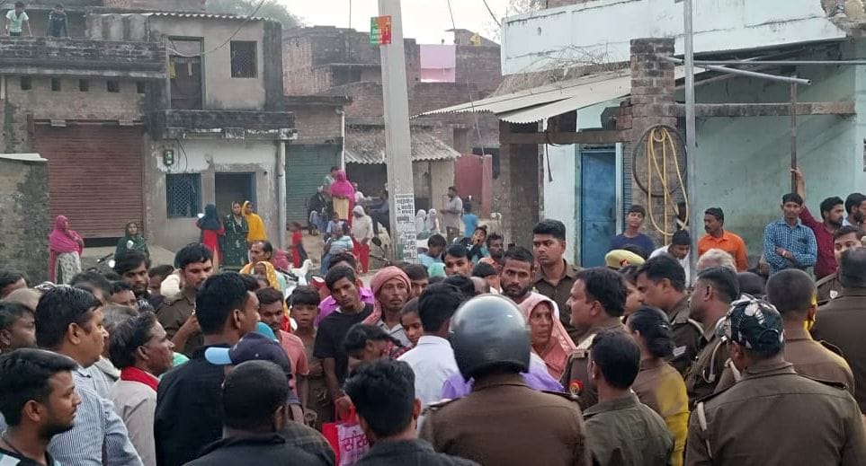 मंझनपुर के देवखरपुर गांव में बुजुर्ग का शव दफनाने को लेकर हुए हंगामे के दौरान लोगों से बात करते मंझनपुर के देवखरपुर गांव में बुजुर्ग का शव दफनाने को लेकर हुए हंगामे के दौरान लोगों से बात करते