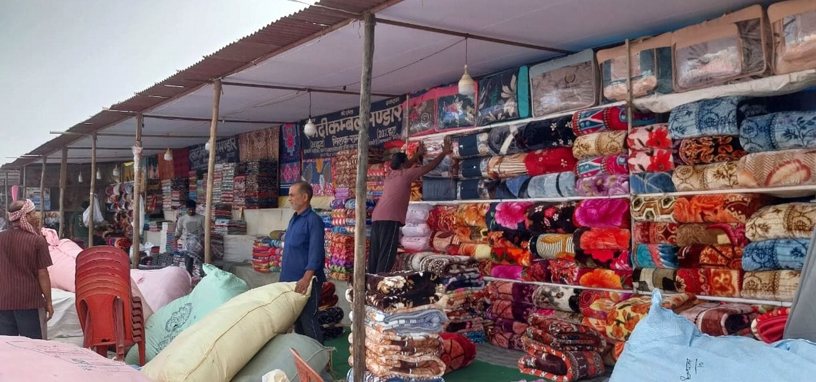 मेला ककोड़ा में वॉच टावर से निगरानी करता पुलिस कर्मी। संवाद मेला ककोड़ा में वॉच टावर से निगरानी करता पुलिस कर्मी। संवाद