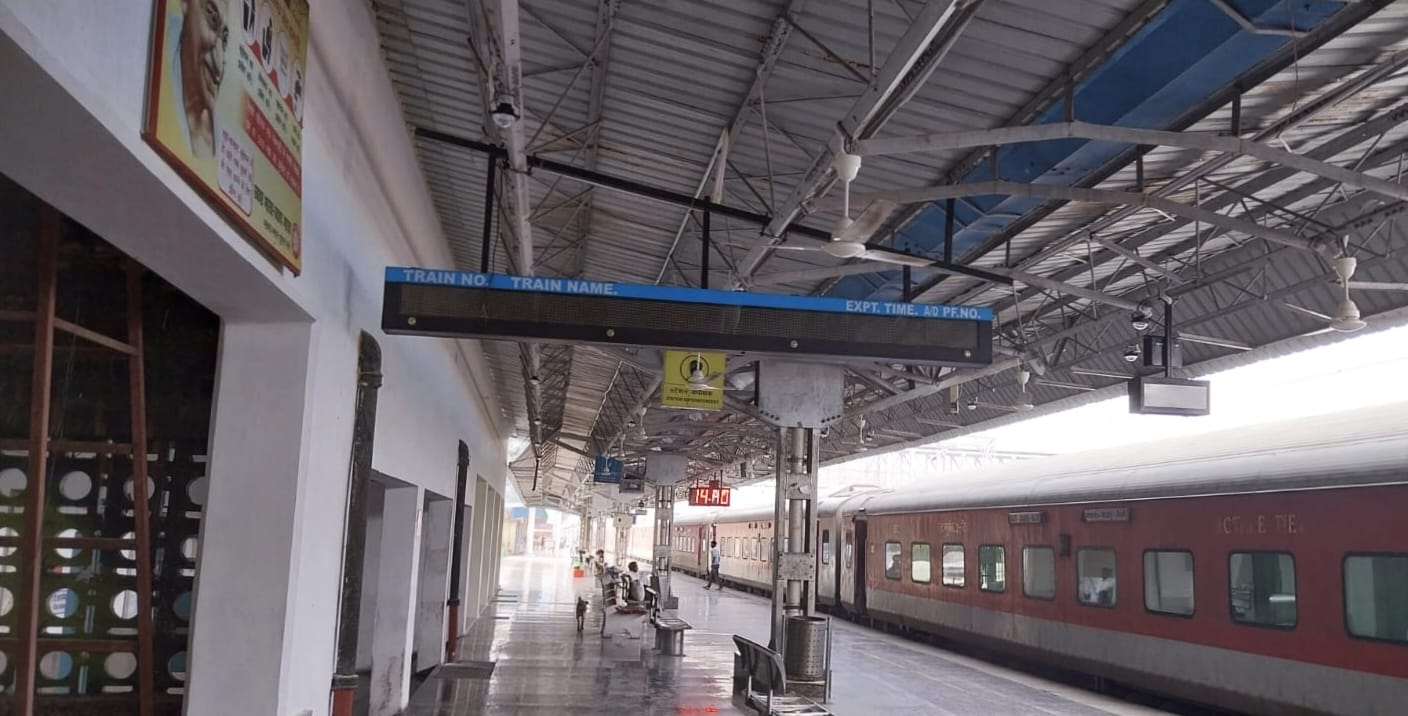 मैलानी रेलवे स्टेशन पर बंद पड़े एलईडी डिस्प्ले। संवाद मैलानी रेलवे स्टेशन पर बंद पड़े एलईडी डिस्प्ले। संवाद