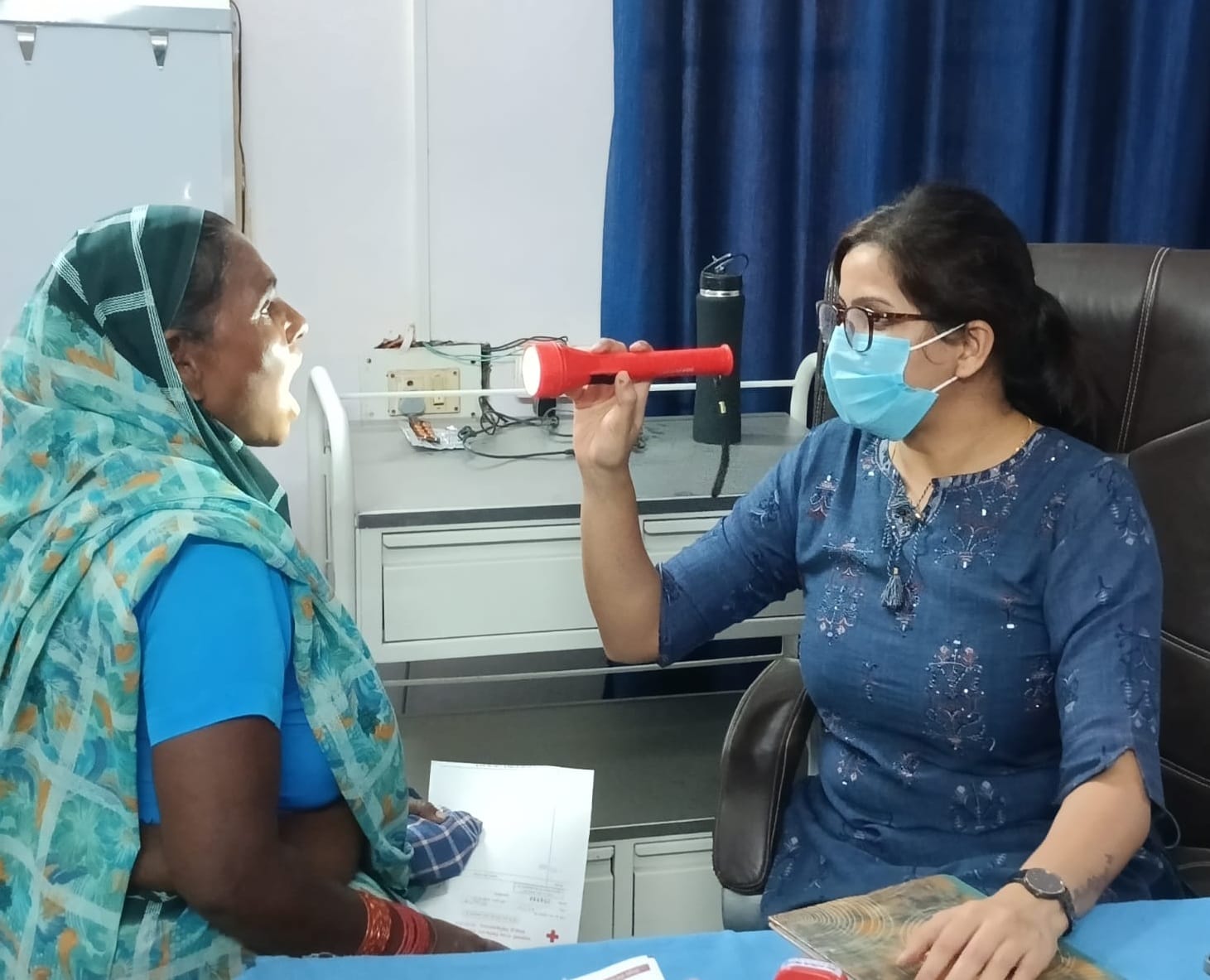 पीलीभीत के जिला चिकित्सालय के ईएनटी कक्ष में  में मरीज देखती चिकित्सक शालिनी त्रिपाठी।संवाद