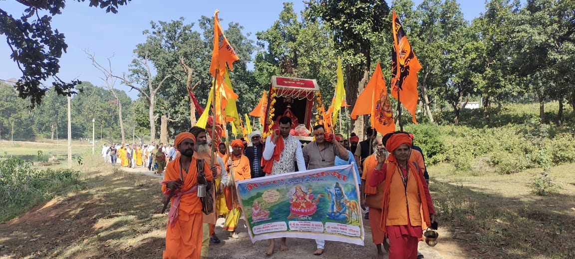 यात्रा में शामिल श्रद्धालु तथा पूजा अर्चना करते साधु संत यात्रा में शामिल श्रद्धालु तथा पूजा अर्चना करते साधु संत